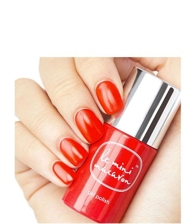 Le Mini Macaron Manicure Kit Cherry Red, 10 ml.